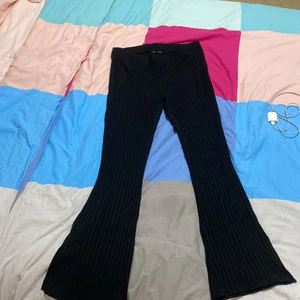 Byxor - Säljer vanliga utsvängda byxor som jag köp från Ginatricot, säljer pågrund av att de inte kommer till användning. 62kr frakt!! TAR BARA SWISH TRYCK INTE PÅ KÖP UTAN KONTAKT MIG DM!