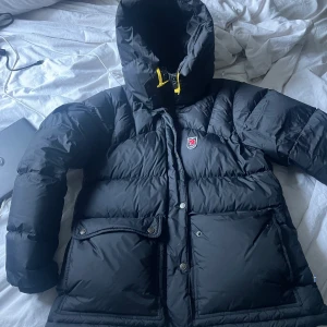 Fjällräven jacka - Säljer min fjällrävenjacka som jag köpte ny i butik förra året i december knappt använd nypris 6000kr + har äktahesvevis och kvitto mm. Storlek L men skulle säga den passar bra på s-m.