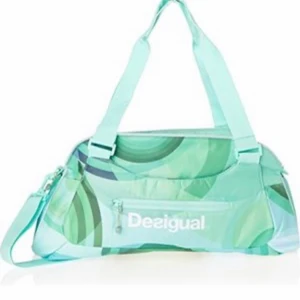 Desigual sportväska  - En fin grön träningsväskan från Desigual säljes för 250kr. Ny pris 589kr Använd endast fåtal gånger. Mkt bra skick.