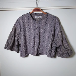 Croptop - Avklippt vintagetröja. Ingen storleksmärkning men passar M, kanske också L🌿