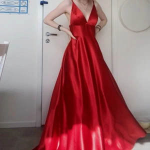 Balklänning  - Tänkte se om någon var intresserad i att köpa min balklänning. I silkesliknande material med tyllkjol under. Använd en kväll och gud vad vacker den är.   Köpare står för frakt. Tar emot Swish men kan också mötas upp i Växjö.