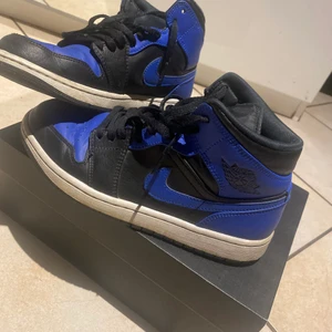 Jordans  - Hej! Säljer nu mina jordans då jag inte använder dom längre!! Dom är riktigt sköna och har inga fel!  Självklart medföljer box och nytvättade skor!