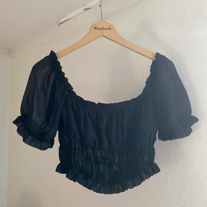 Puffy sleeves black crop top Size: small - Scrunchy black crop top. 