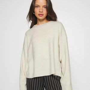 Beige stickad tröja - Ljusbeige stickad tröja, med prislappen kvar