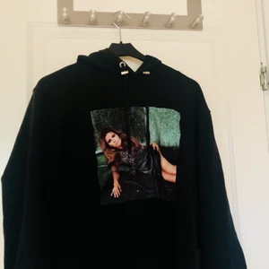 Limitato hoodie - Riktigt fett tryck på tröjan och det finns inga defekter. Skicket är 9/10 och finns inga hål eller liknande som drar ner. Skriv ifall fler bilder önskas eller info!