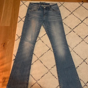 Crocker bootcutjeans - Ljusblå bootcutjeans i strl 28/32 från Crocker. I perfekt skick! 