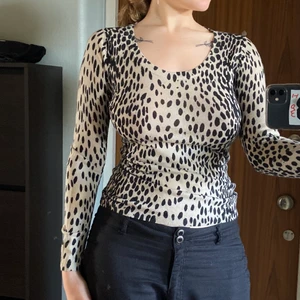 Tröja - Skitsnygg tröja men kommer inte till användning. Möts i Stockholm eller skickar mot fraktkostnad <3