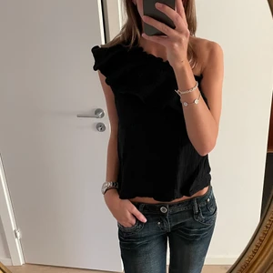 Enarmad svart topp - En enarmad svart topp från MAYLA Stockholm, köpt för ca500kr. Använda Max 3 gånger. 