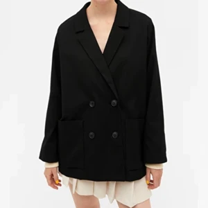 Blazer Monki, aldrig använd - Helt oanvänd blazer från Monki🥰 säljer pga för liten⚡️skriv för fler bilder eller mer information💕
