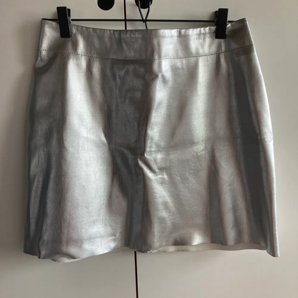 glansig silver kjol 🌟 superfin och bekväm. Kjolar.