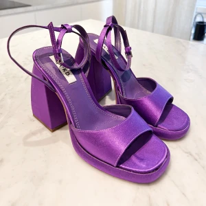 Lila klackar från NA-KD - Lila klackar från NA-KD. Perfekt skick.