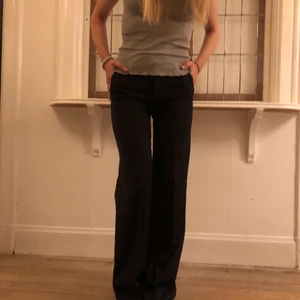 Filippa K byxor - Jättefina lågmidjade kostymbyxor från Filippa K som jag fick som present, men inte passar. Nypris är cirka 2000 kr. Skriv för flera bilder💕