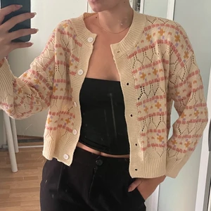 Färgglad stickad kofta - Fin stickad mönstrad kofta med knappar. Mjuk i materialet. 