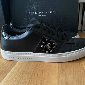 Philipp Plein sneakers - Cond 8/10, i bra skick och använt försiktigt. Riktigt snygga par sneakers för vardagen eller en utekväll. Köpta på farfetch, nypris ~5200kr. Box ingår vid köp.  Storlek 43.5 men passar bra på mina fötter som har 42.5/43