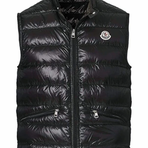 Moncler gui väst - Köpte den ny förra hösten men säljer den nu för att den är för liten.   Inte en ända skråma Du får med äkthetsbevis  Nypris 5000