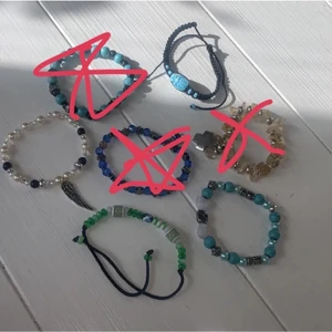 fina armband  - armband med silver detaljer, pärlor i alla olika former och tillsammans bli de så fina. passar många stilar. 1=50kr 3=135kr 5=220kr 7=300kr