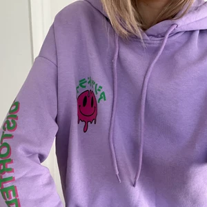 Hoodie - Säljer denna coola hoodie! Jättemysig och näst intill oanvänd. 💜 Storlek S men overzised.