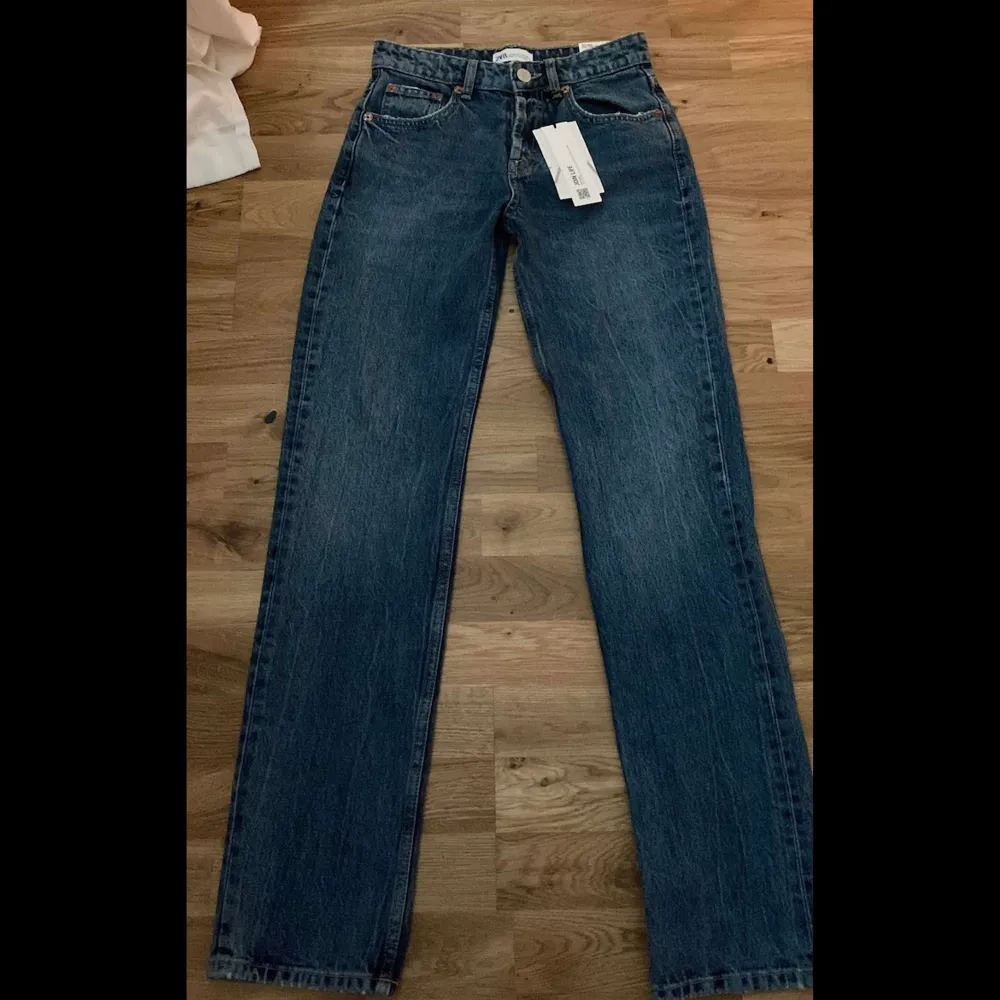 sjukt snygga lågmidjade zara byxor som inte finns o köpa längre! . Jeans & Byxor.