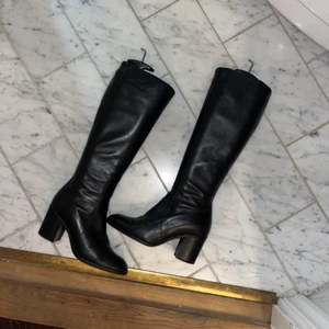 Stövlar - Säljer dessa så fina stövlar till hösten i storlek 37! Passar så fint till en klänning eller kjol nu i höst! 💕☺️