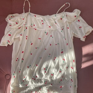 Vit blus  - Vit blus med körsbär 