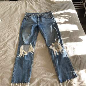 Blåa jeans med hål vid knäna från bikbok. Köpte dom för längesedan men har inte använt dom så mycket.  Kontakta för mer bilder 