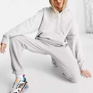 Alisa Hoodie Weekday - Säljer denna hoodie som är i fint skick, har en liten ljus fläck på fickan men syns knappt! 85% bomull, oversized modell 