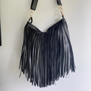 Väska - Jättesnygg och trendig väska med fransar!! Köpt på sellpy och helt ny!! Väldigt bra skick, fräsch och snygg!😇 Perfekt till skolan! (Fransar både fram och baksida)