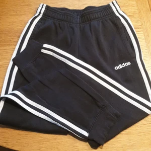 Adidas mjukisbyxor - Adidas mjukis strl 162 junior. Bra skick. Tjock bomull. Raka fickor utan dragkedja.
