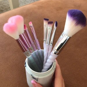 Säljer smink borstar och smink borst hållare  - Hej! Jag säljer de här nya smink borstarna som jag inte har någon användning av. Dom äter i bra skick. Jag säljer även smink borst hållaren som är helt ny och aldrig används. 50kr lilla, 40kr rosa, hållare 50kr. Allt 120kr.💕