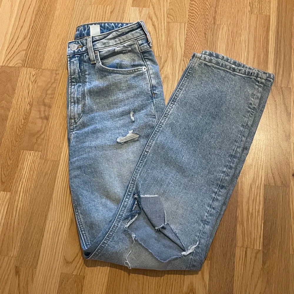 Säljer den här jeansen med slitningar från hm i storlek 34. Dem är ankellånga på mig som är 173cm.. Jeans & Byxor.