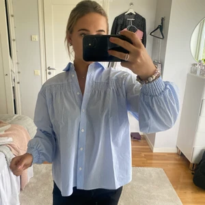 Zara blus - Så söt blus från zara i blå randigt mönster och oversize passform