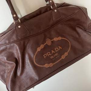 Säljer en helt ny old school Prada resväska i äkta skinn. Rymlig och perfekt till som handväska.