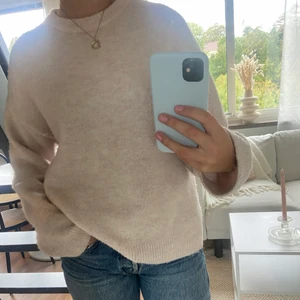 Rosa tröja zara - En rosa stickad tröja från zara färgen syns bäst på andra bilden!!  Storlek 164 men passar dig som har xs eller S