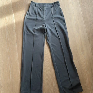 Gråa kostymbyxor - Gråa kostymbyxor från Nakd i strl 38. Frakt ingår ej i priset💘