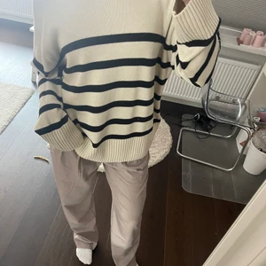 Stickad tröja - Jätte fin randig, oversized stickad tröja💗 köpt i xl så den ska vara oversized, passar för flera olika storlekar