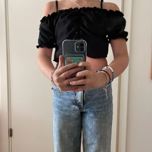 Svart topp med rosett 🎀🖤 - Fin svart magtröja med en rosett.🎀Köpt från shein. Använt den 1 gång, och det var när jag provade den. (För den precis kom🖤, gratis frakt 🚚 📦)