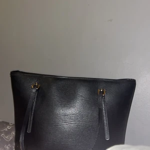 Handväska - En rymmlig väska, perfekt för skolväska. Dator,kläder,skor allt går och få plats med samtidigt som du fortfarande har en snygg väska till din outfit. Stötter bort vatten, blixtlås som skyddar innehållet.