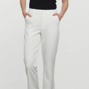 Vita kostymbyxor  - Vita kostymbyxor från bikbok. Jag har sytt om dem så benen blev längre. Köparen står för frakten