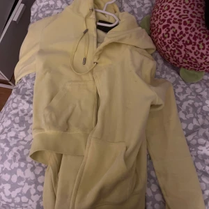 Juciy couture - En gul juciy couture, i storlek xs i både kofta och byxor. Har snart haft de i ett år. Säljer för ska köpa nya💗