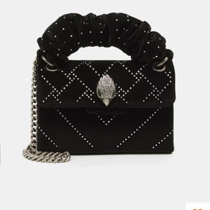 Kurt geiger väska  - super snygg väska som går att ha crossbody men även över axeln då man kan anpassa kjedjan. Köpt för några månader sedan för orginalpris (1 545kr) och den är använd fåtal gånger och i väldigt bra skick! 