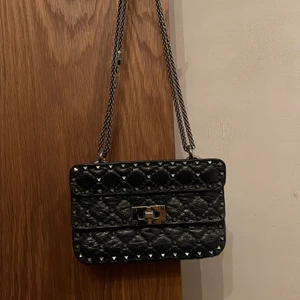 Valentino väska - Svart valentino väska i bra skick. Orgnialpris 20,340kr. Säljes för 8800kr. Man får med dustbag och äkthetsbevis. 