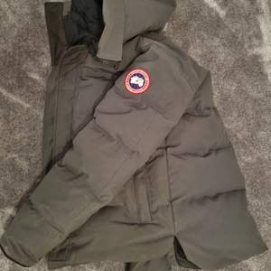 Hej!  Nu är det dags för försäljning av min Canada goose/Macmillan  Jackan har vart använd i en vinter och är i ett mycket fint sick utan några skador. Storlek M, passar även till S  Köppt i Johnells för 10.200kr  Mitt pris 8000kr, bara seriösa köpare.