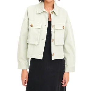 Jeansjacka / oversized jacka från Zara  - Oversized jacka i jeansmaterial från Zara, storlek S. Har en helt magisk pistagegrön färg och är superskön på, men kommer dessvärre inte till användning särskilt ofta. Inköpt för 499kr. Kan  fraktas eller hämtas upp på Södermalm. 