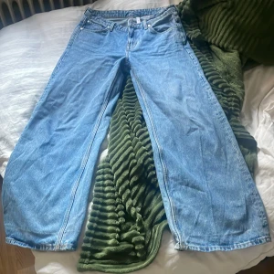 Weekday jeans - Blåa RAY low wide weekday jeans, baggy egentligen men passar mig inte längre. Bra skick. 