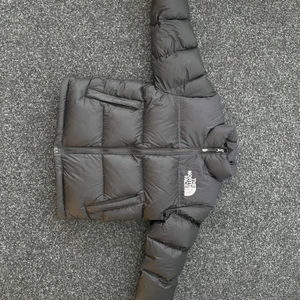 The north face nupse jacka  - The north face jacka i bra skick, inga defekter och köpt förra vintern. 