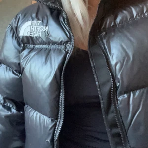The North face jacka - Säljer min the north face jacka då ja inte använder den längre. Den är i den kortare modellen och är köpt för 2999kr förra året. Den ser som ny ut och inga hål eller liknande. Osäker på frakten då ja inte vet hur ja ska packa den men de står köparen för