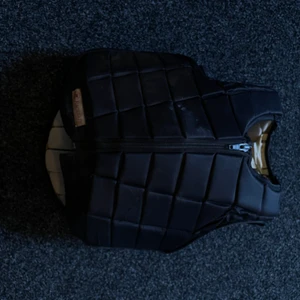 Ridvässt RACE SAFE - Säljer min ridvässt då jag inte rider längre. Den har inga defekter och är i fint skick. Nypris ligger mellan 2000-3000kr.❣️Den är i barnstorlek.