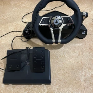 Ps4 Ratt och pedaler  - En ps4 ratt med pedaler som är knappt använd. Allt fungerar perfekt, inga skador!  Köpt för 1100kr.  Pris kan diskuteras vid snabb affär!