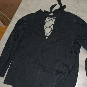 Zara Basic blus med snörning och öppen rygg - 🧡Normal längd  💙Använd ca 3 gånger, tvättad 💜Köparen står för frakt 💚Ingen bild pga för liten