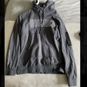 Hoodrich hoodie - Grå hoodrich hoodie använd 1 gång storlek M. Perfekt skick